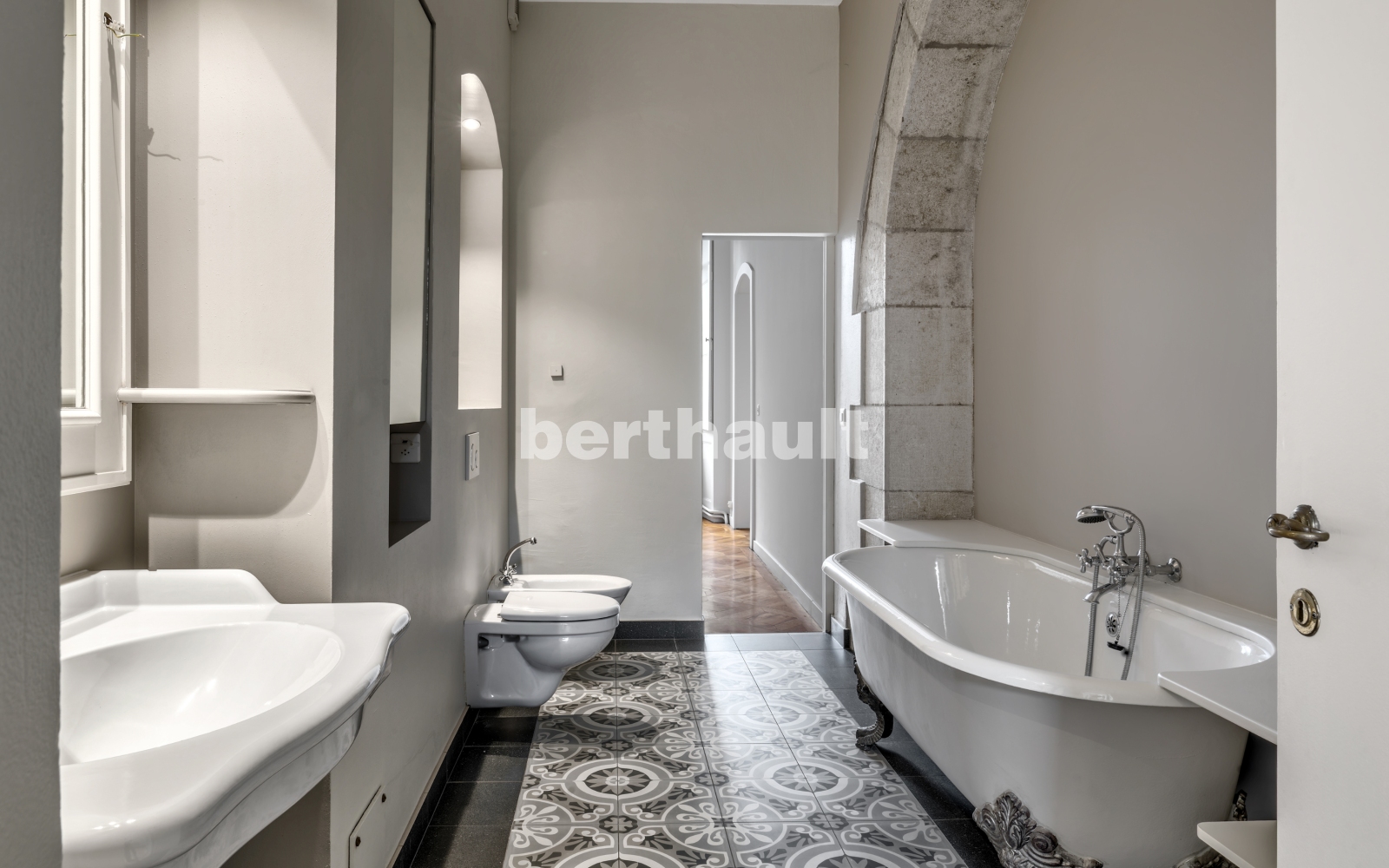 Klassisches Badezimmer mit freistehender Badewanne