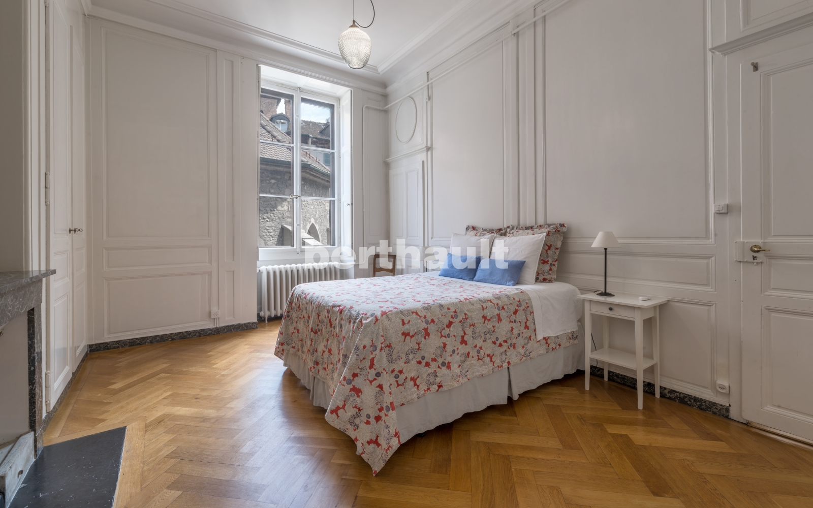 Helles Schlafzimmer mit historischem Stuck und Parkettboden