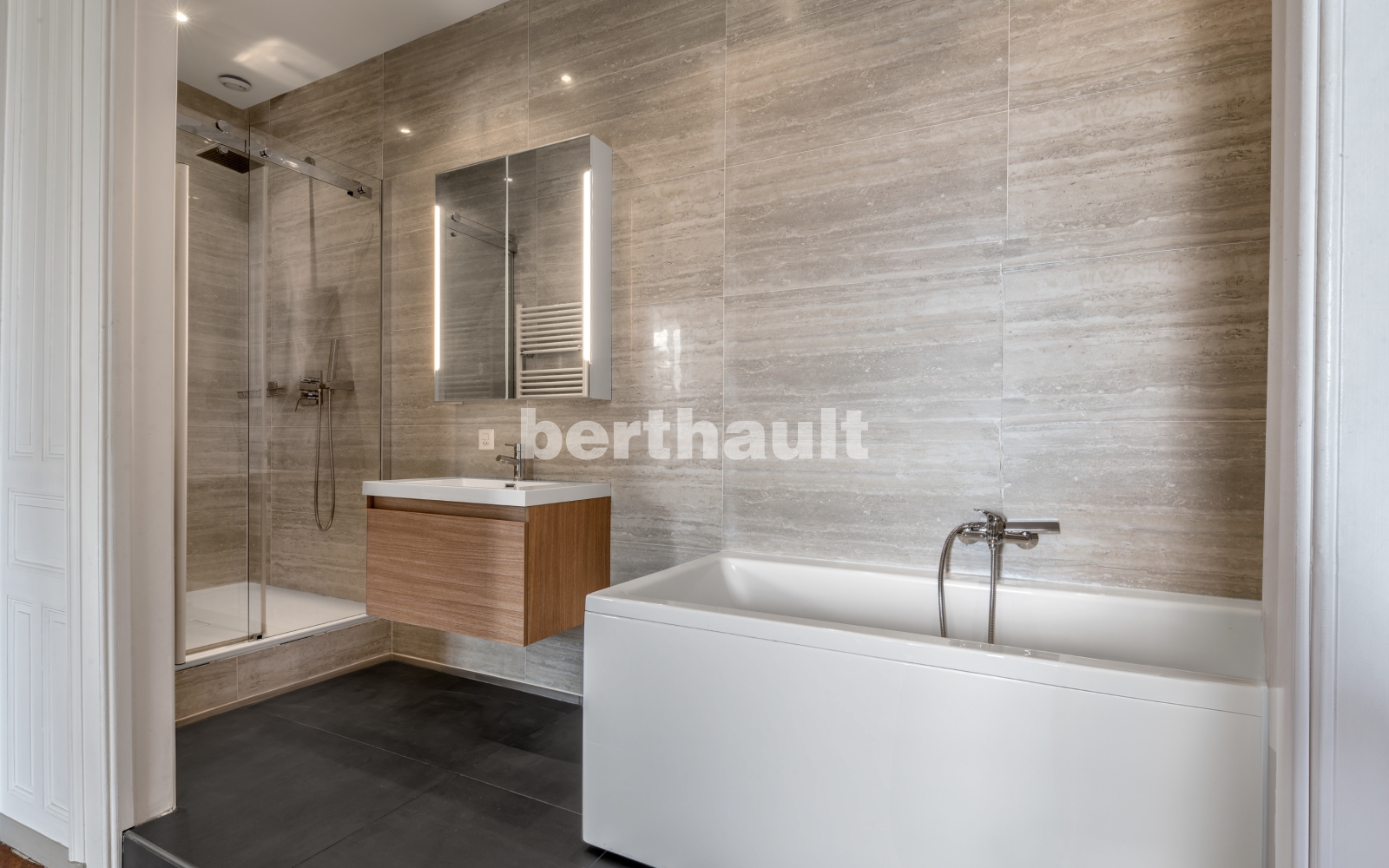 Modernes Badezimmer mit Wanne und Dusche
