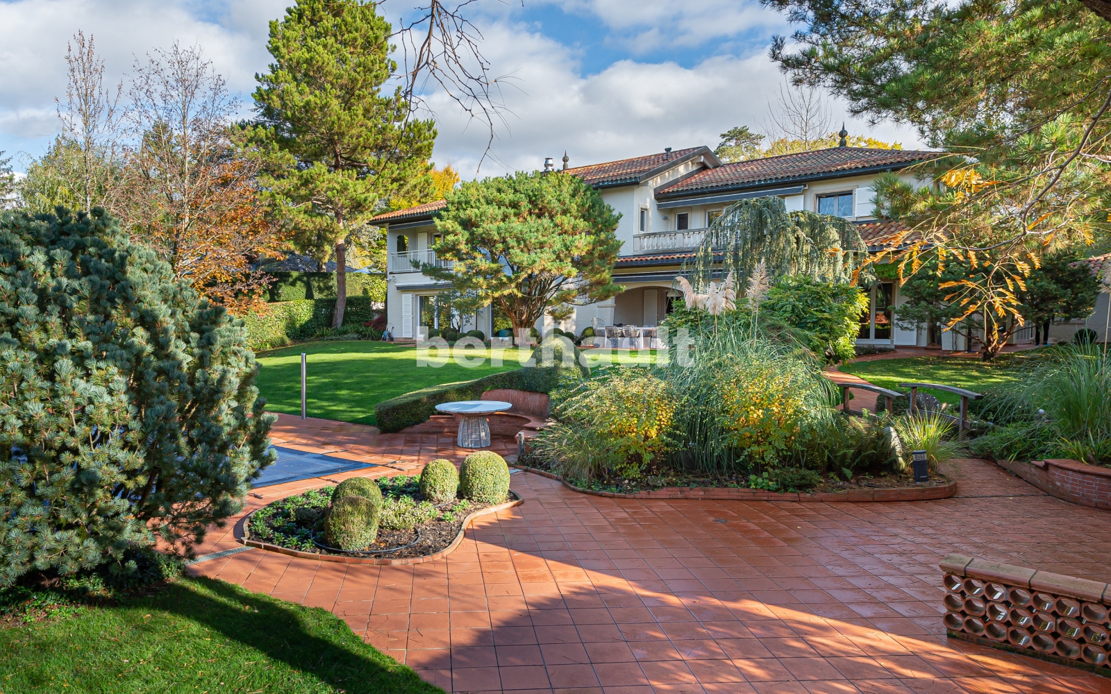 Großer mediterraner Garten mit Villa