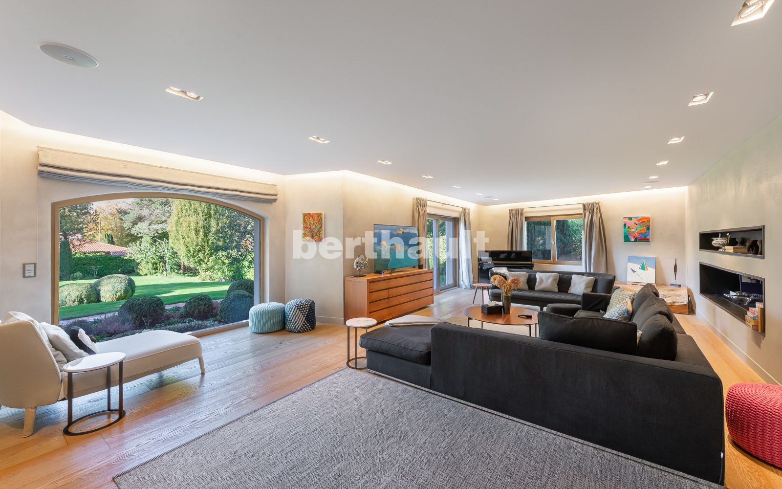 Großzügiges modernes Wohnzimmer mit Gartenblick
