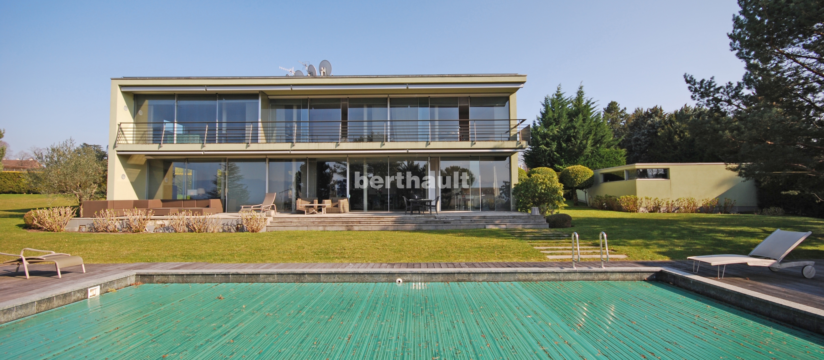 Modernes Einfamilienhaus mit Garten und Pool