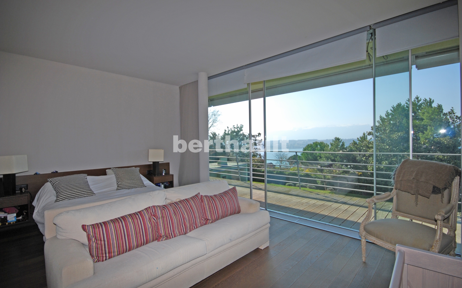Schlafzimmer mit Balkonblick