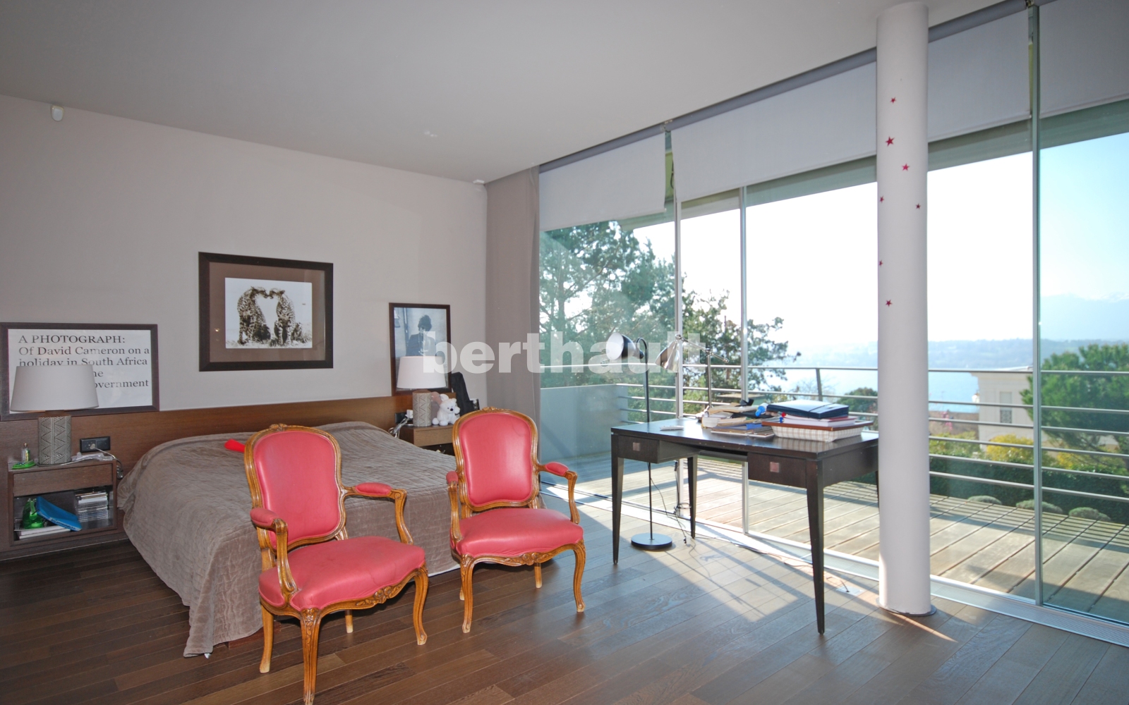 Schlafzimmer mit Panoramafenster und Balkon