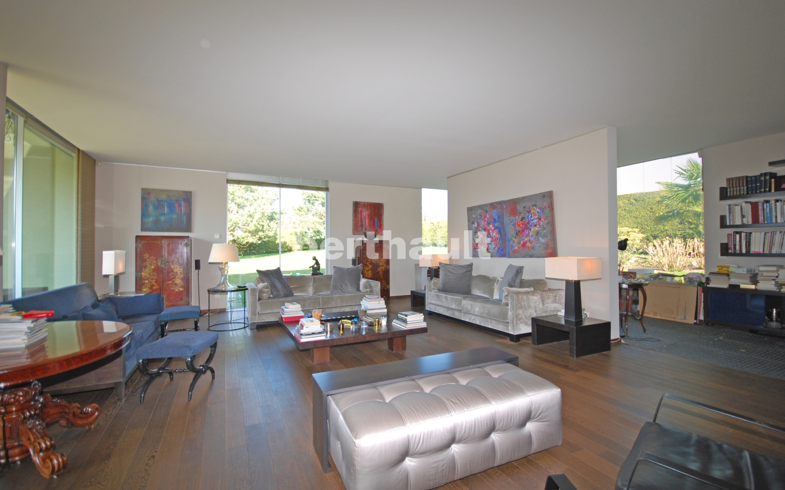 Großzügiges modernes Wohnzimmer