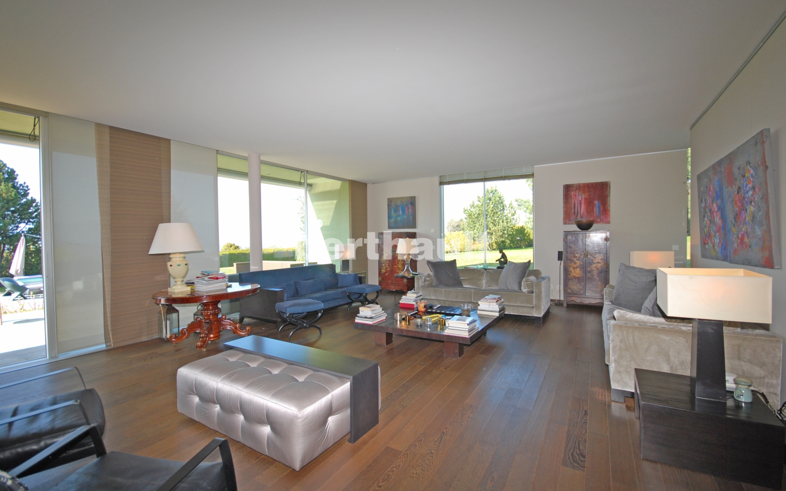 Großzügiges modernes Wohnzimmer mit Gartenblick