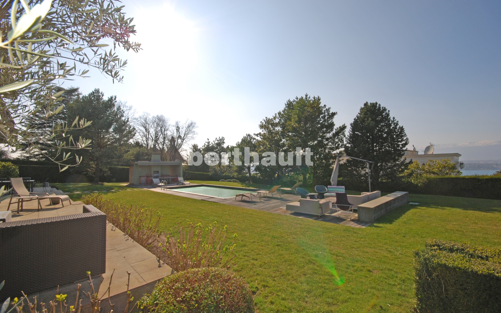 Luxuriöser Garten mit Pool und Lounge-Bereich