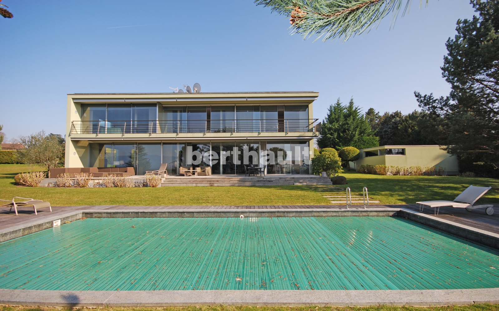Modernes Einfamilienhaus mit Pool und großem Garten
