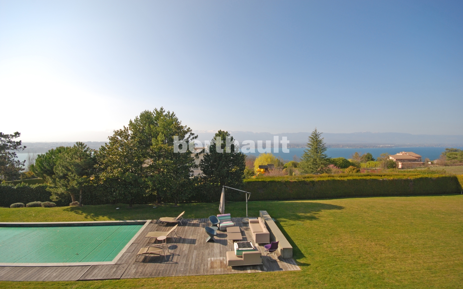 Poolterrasse mit Seeblick