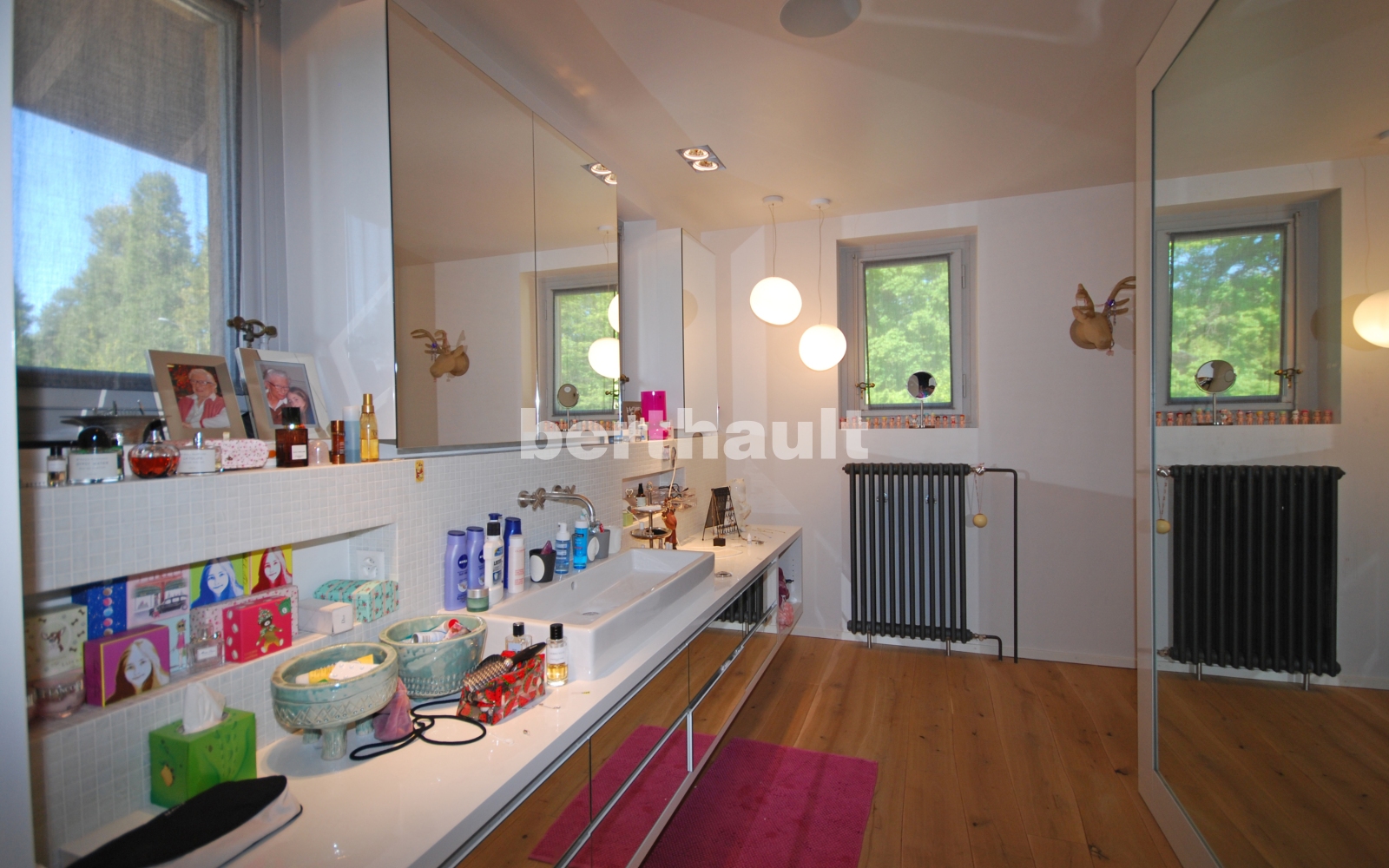 Modernes Badezimmer mit Doppelwaschtisch und Spiegelwand