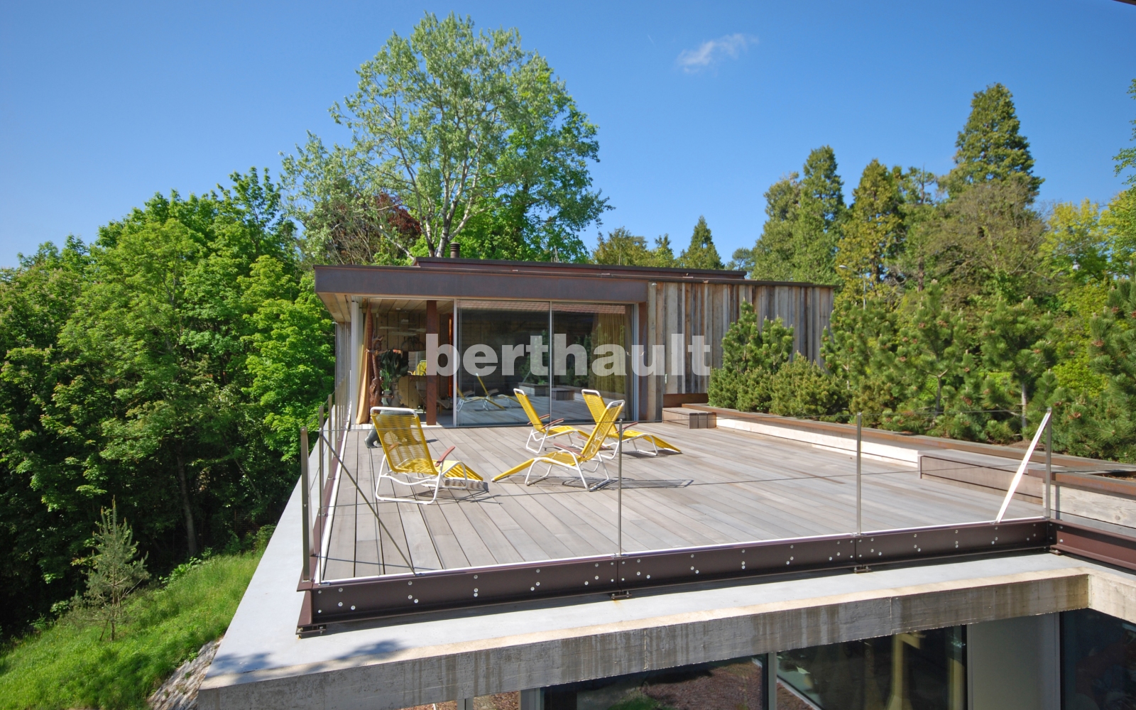 Dachterrasse mit Holzdeck und Glasgeländer