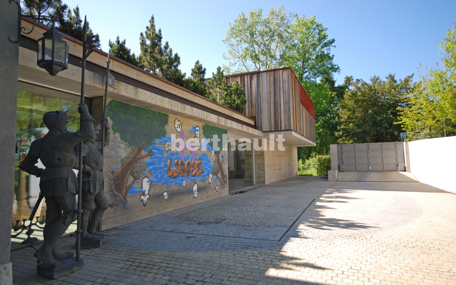 Moderne Außenansicht mit Kunstinstallation