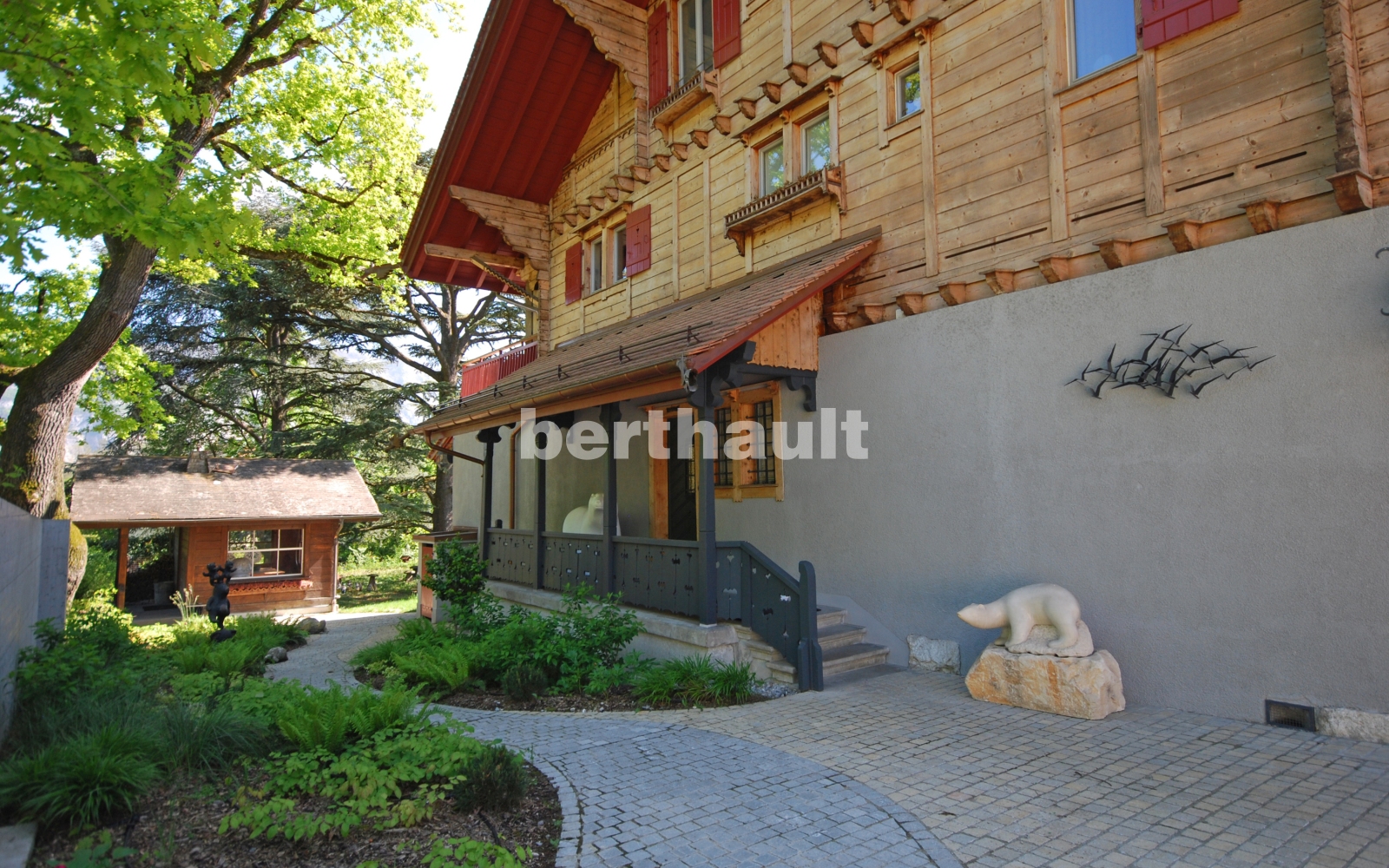 Alpines Holzhaus mit Gartenansicht