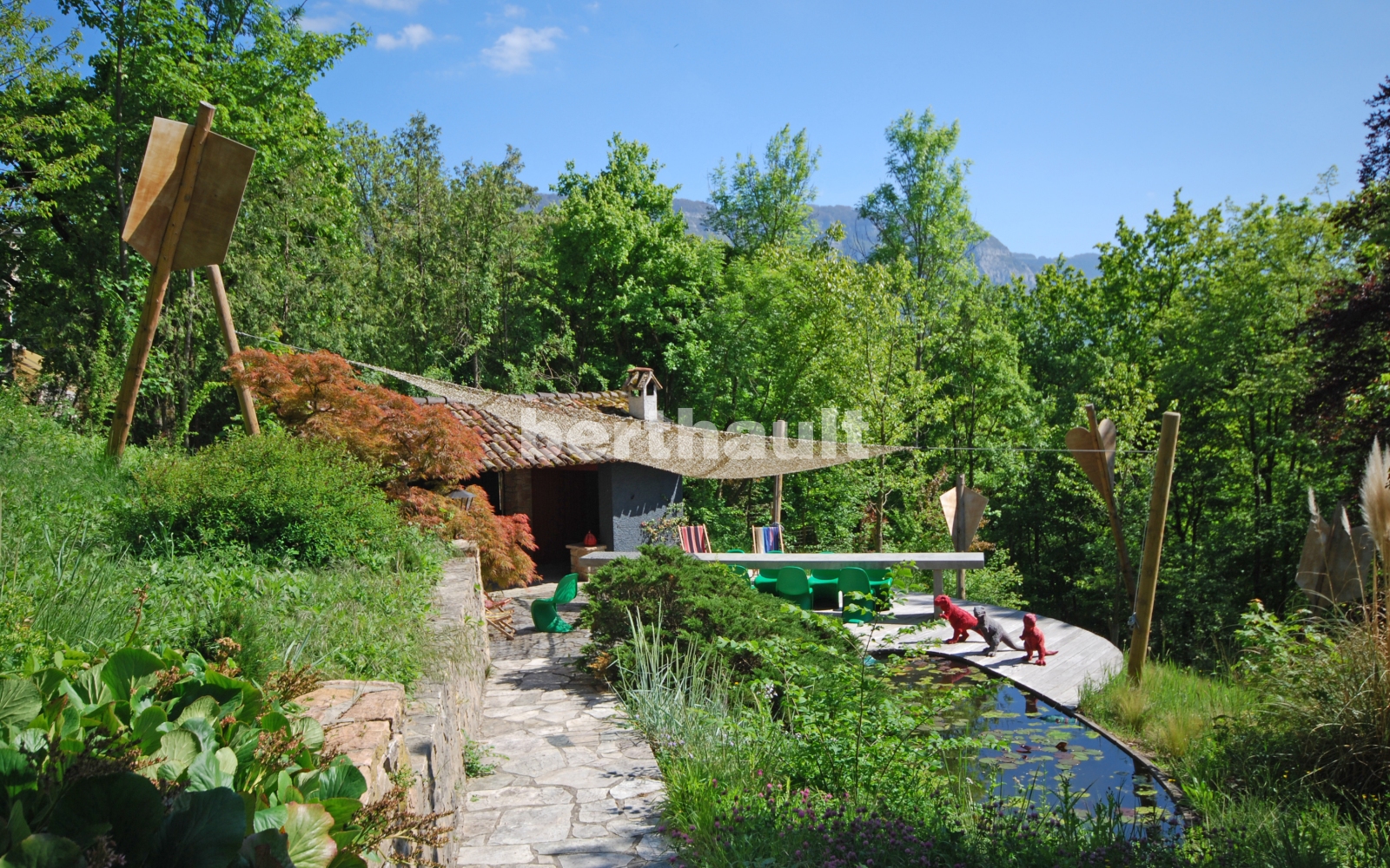 Gartenanlage mit Teich und Terrasse