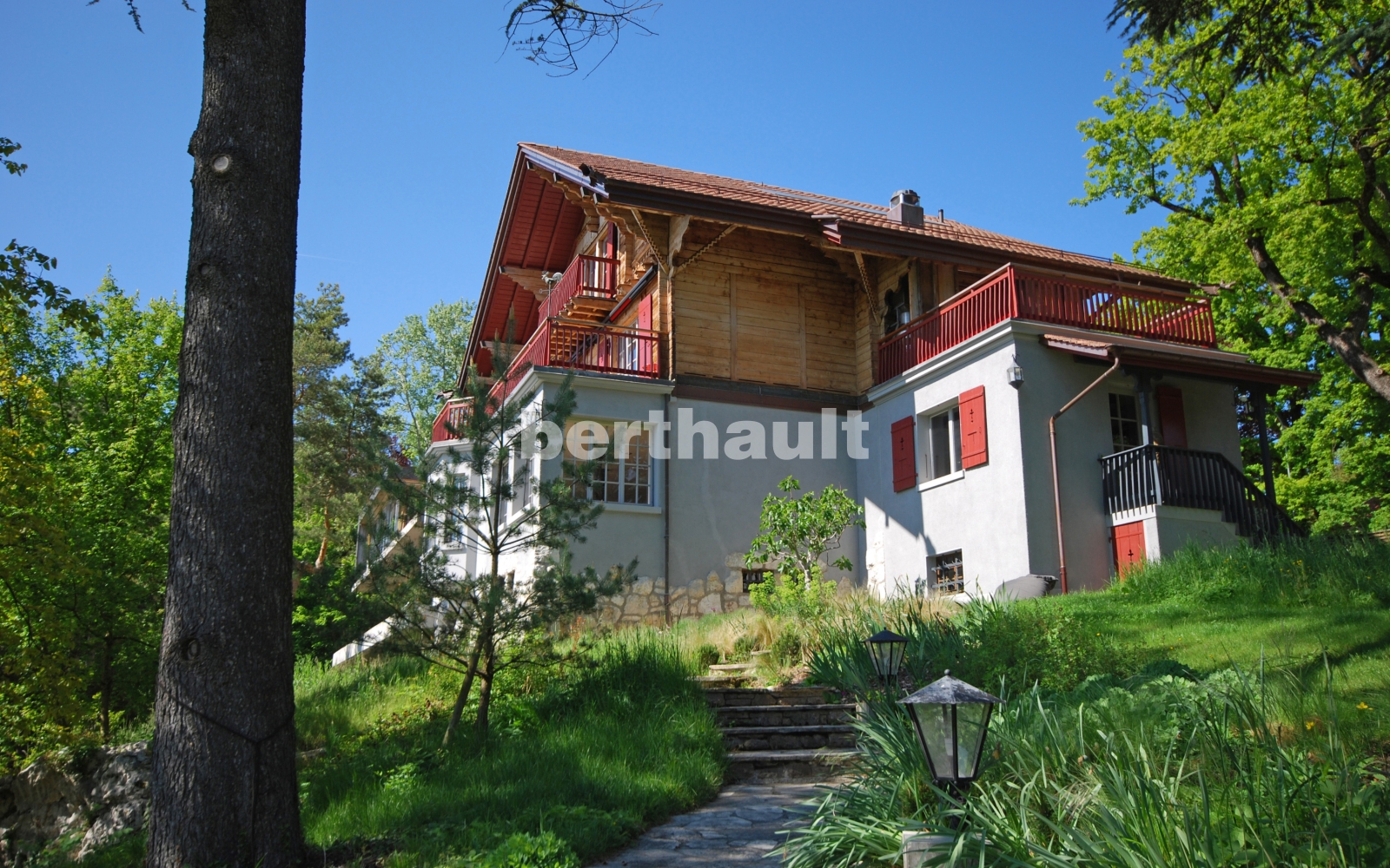 Alpenhaus mit Balkonen im Grünen