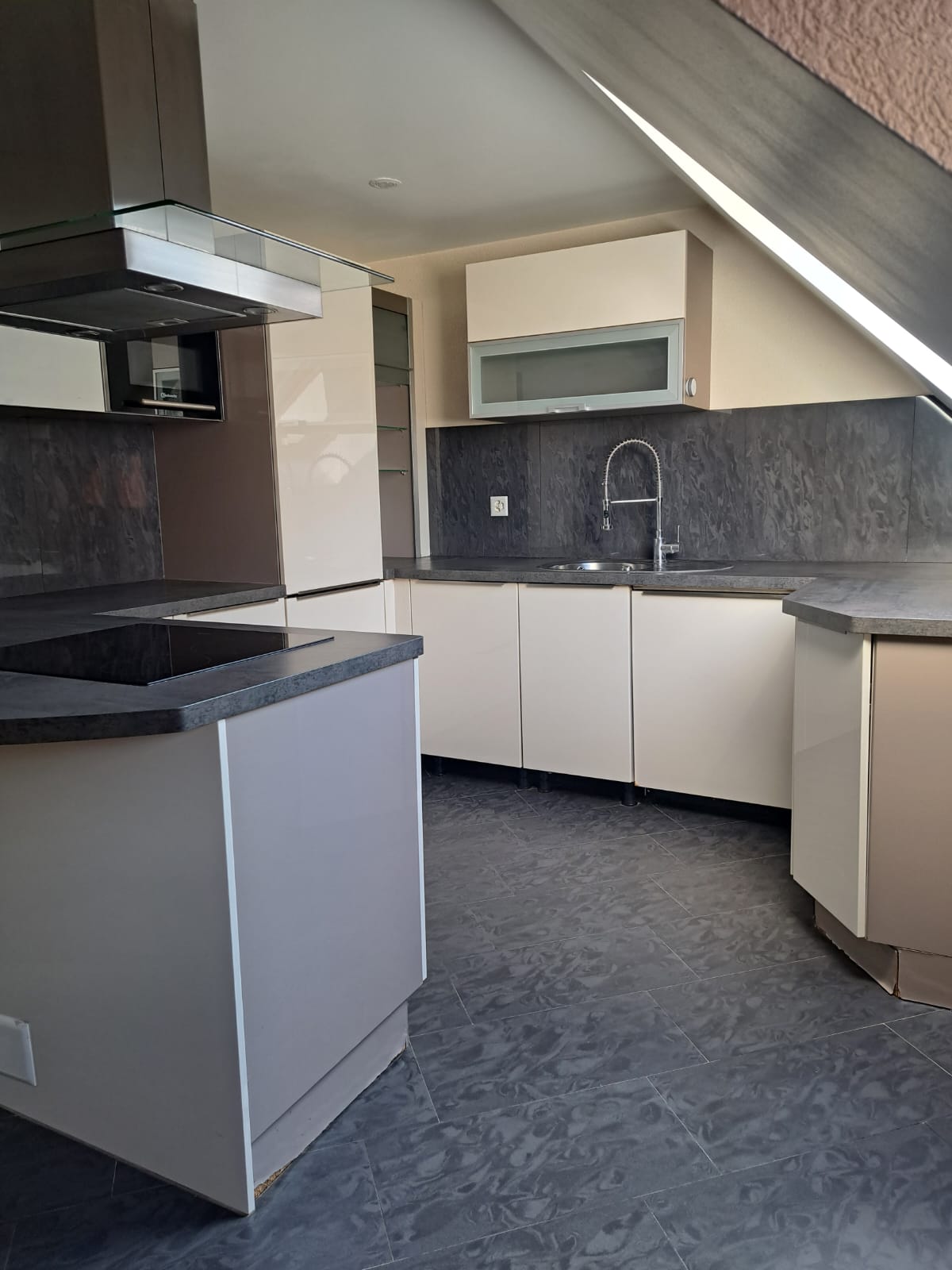 Moderne Dachgeschossküche mit dunklen Akzenten