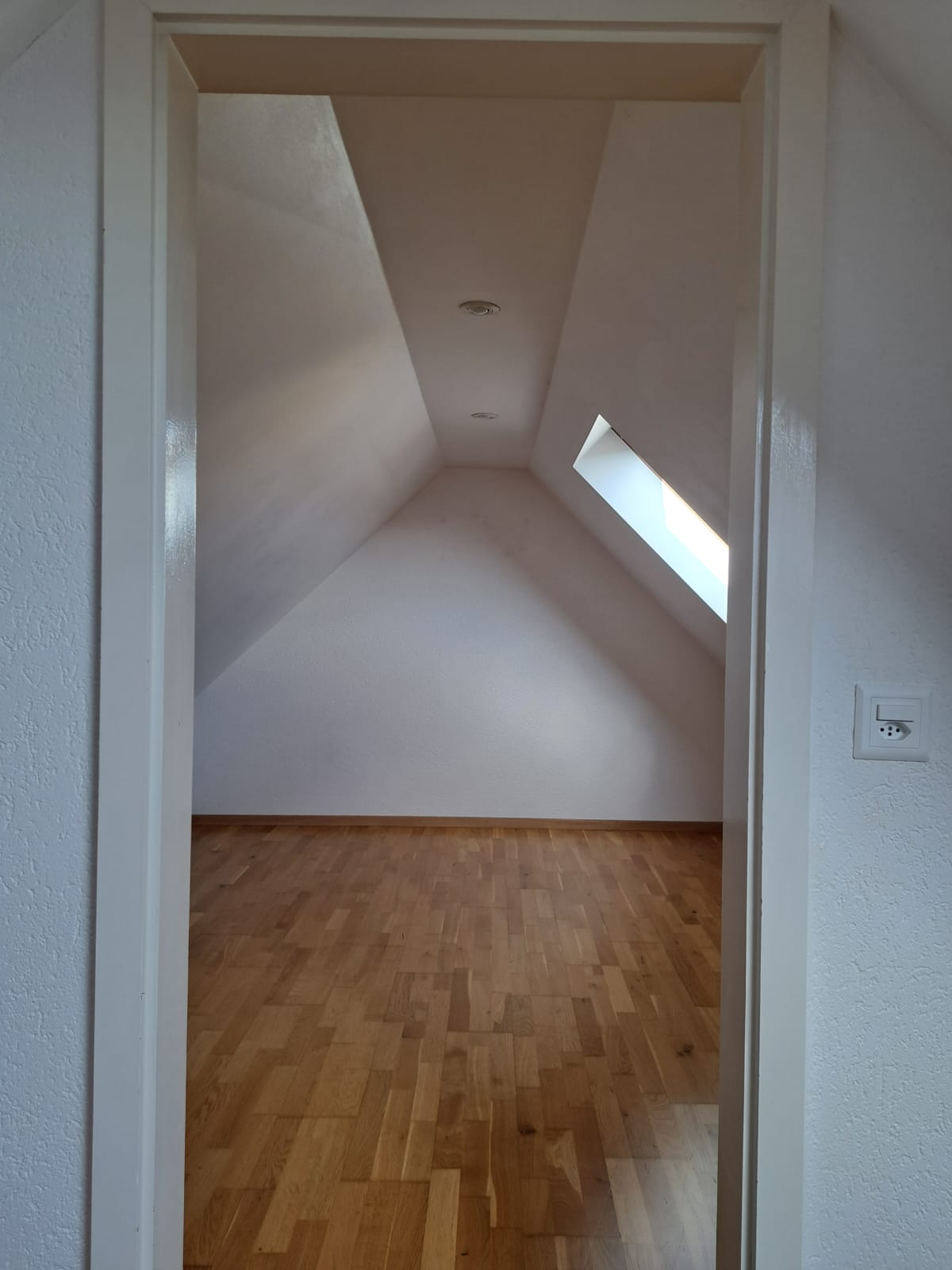 Leerer Dachraum mit Dachfenster