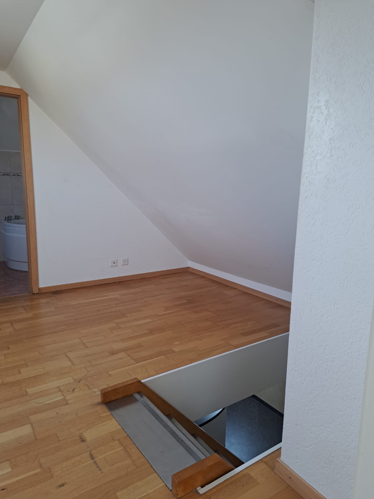 Dachgeschossraum mit Treppenöffnung