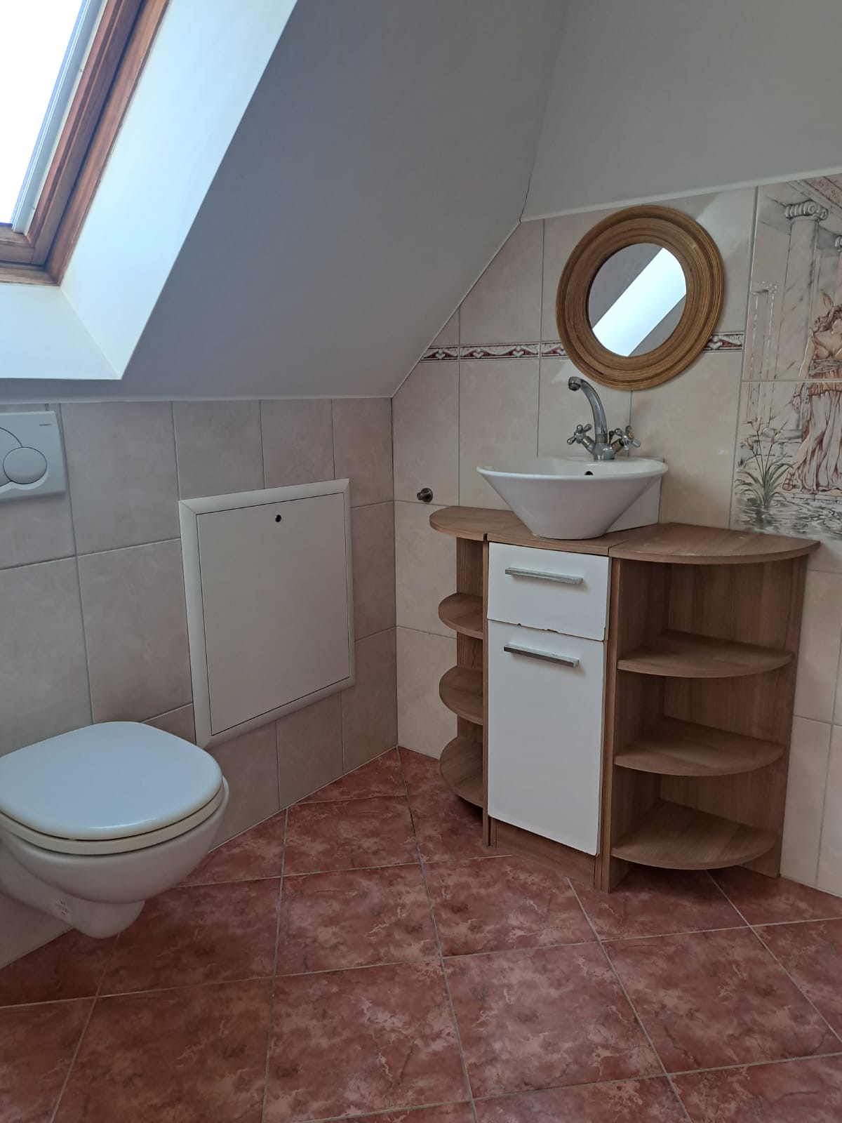 Dachgeschoss-Badezimmer mit WC und Waschtisch