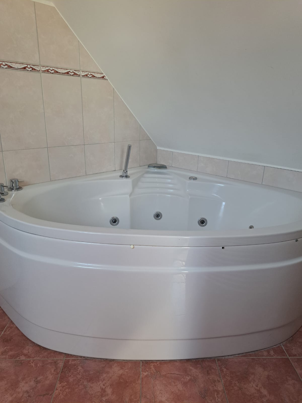 Whirlpool-Badewanne unter Dachschräge