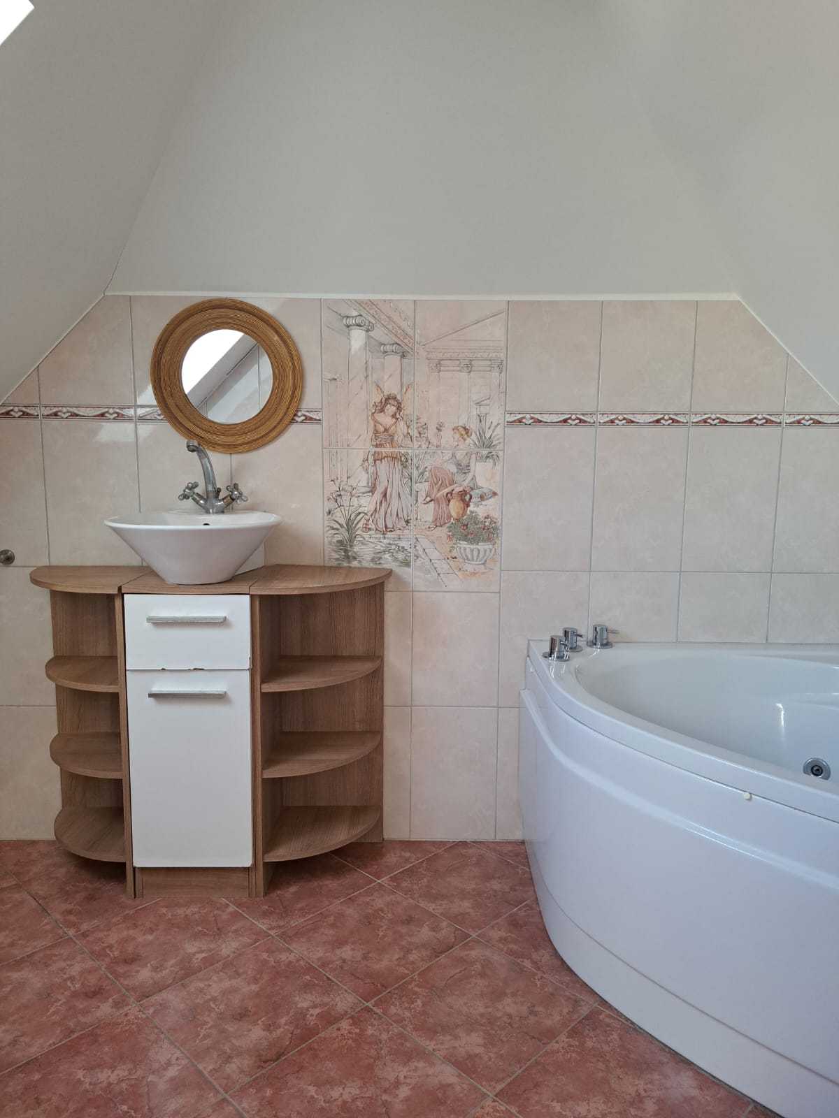 Badezimmer mit Badewanne und Waschtisch