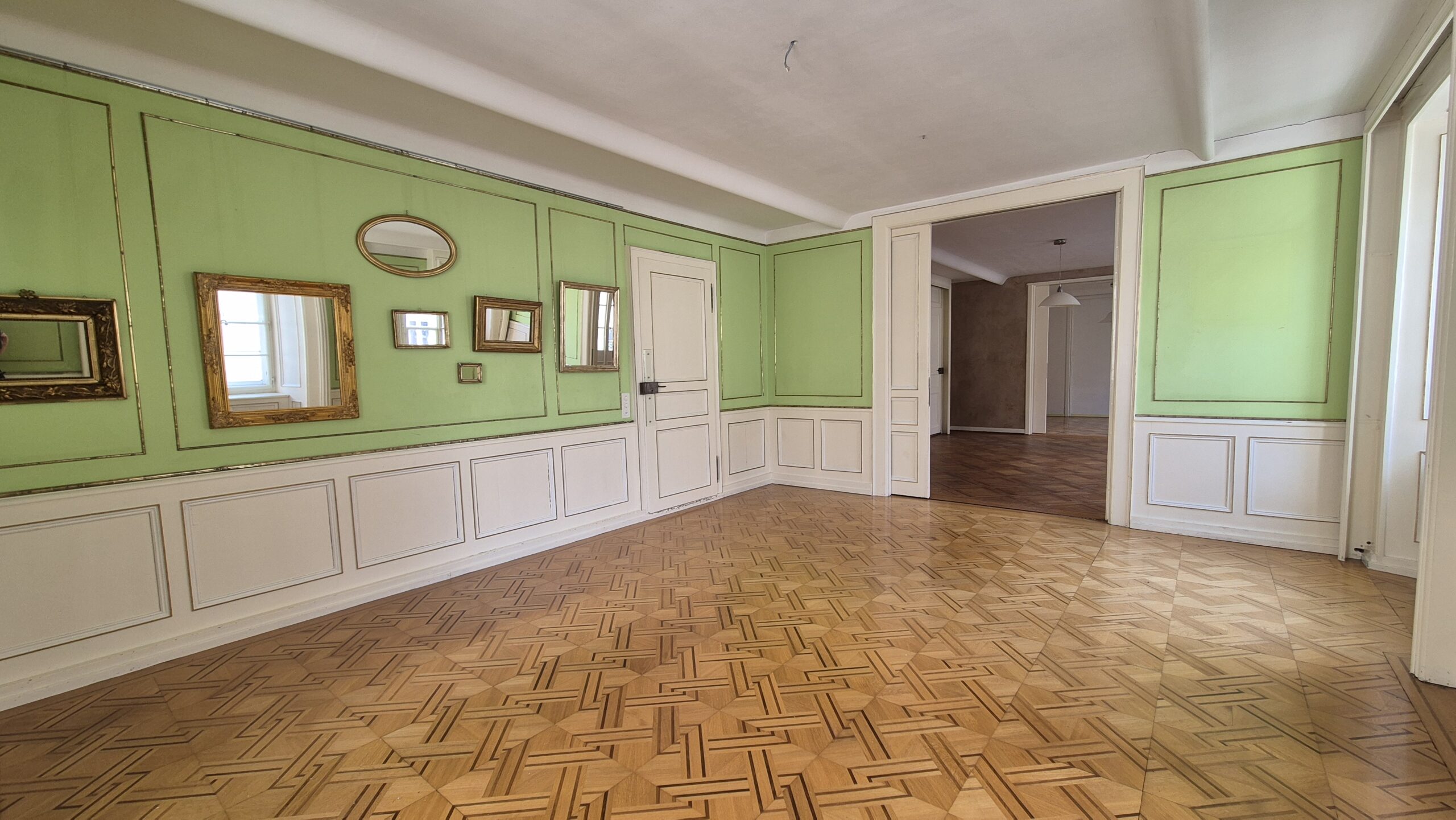 Historischer Wohnraum mit Parkett und Wandvertäfelung