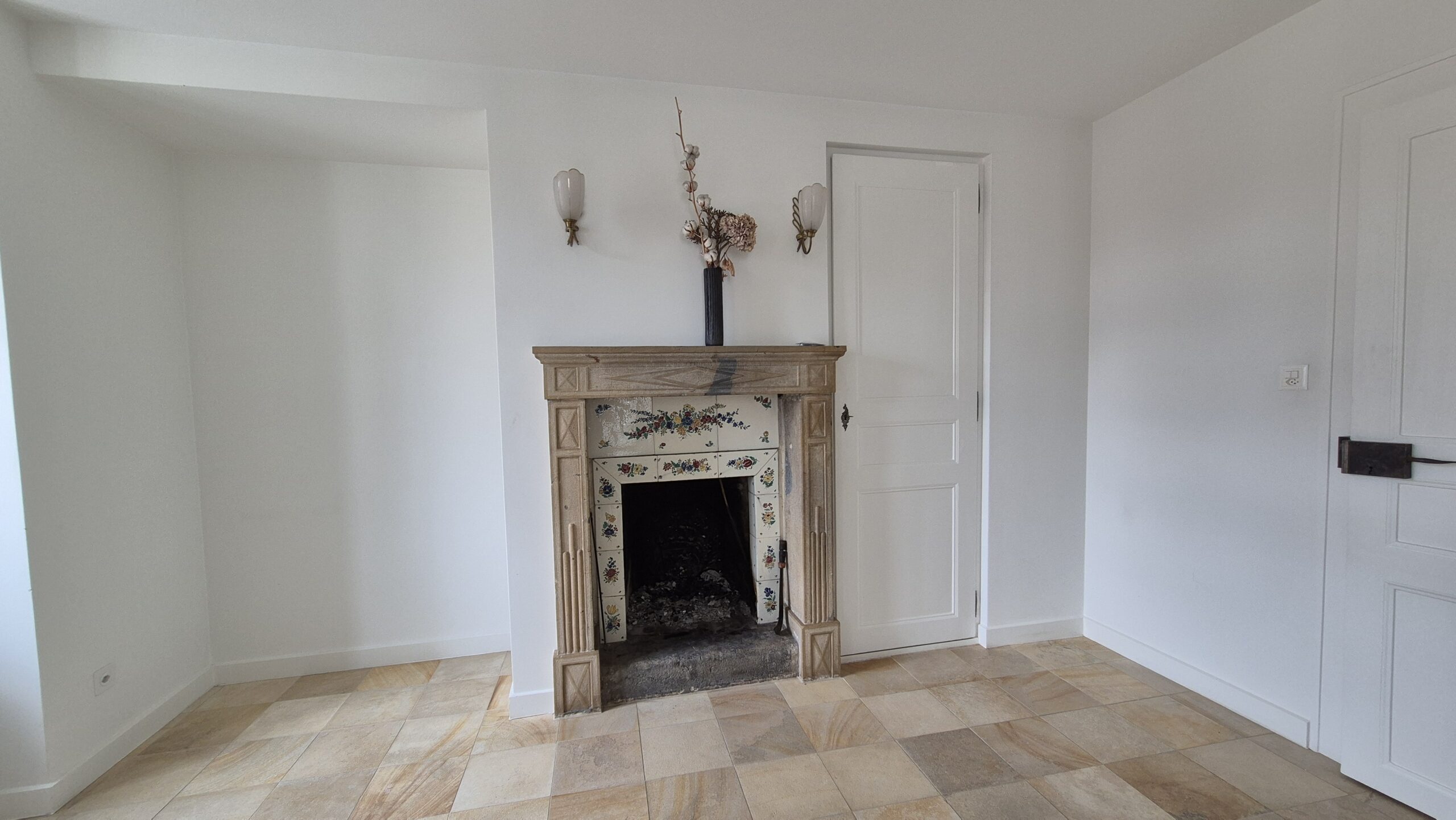 Innenraum mit Kamin und Fliesenboden