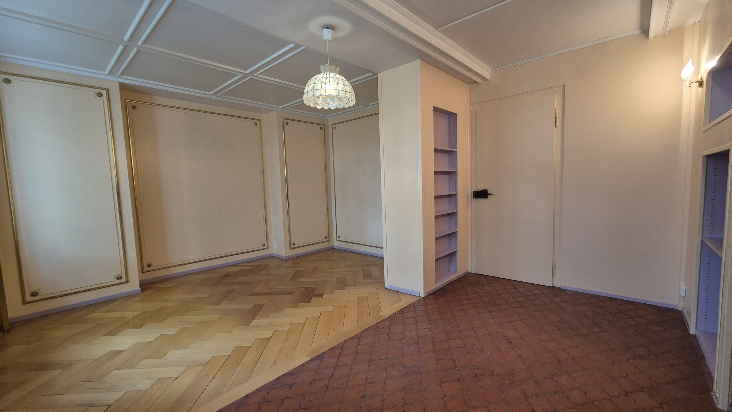 Räumliches Zimmer mit Stuckdecke und Einbauschränken