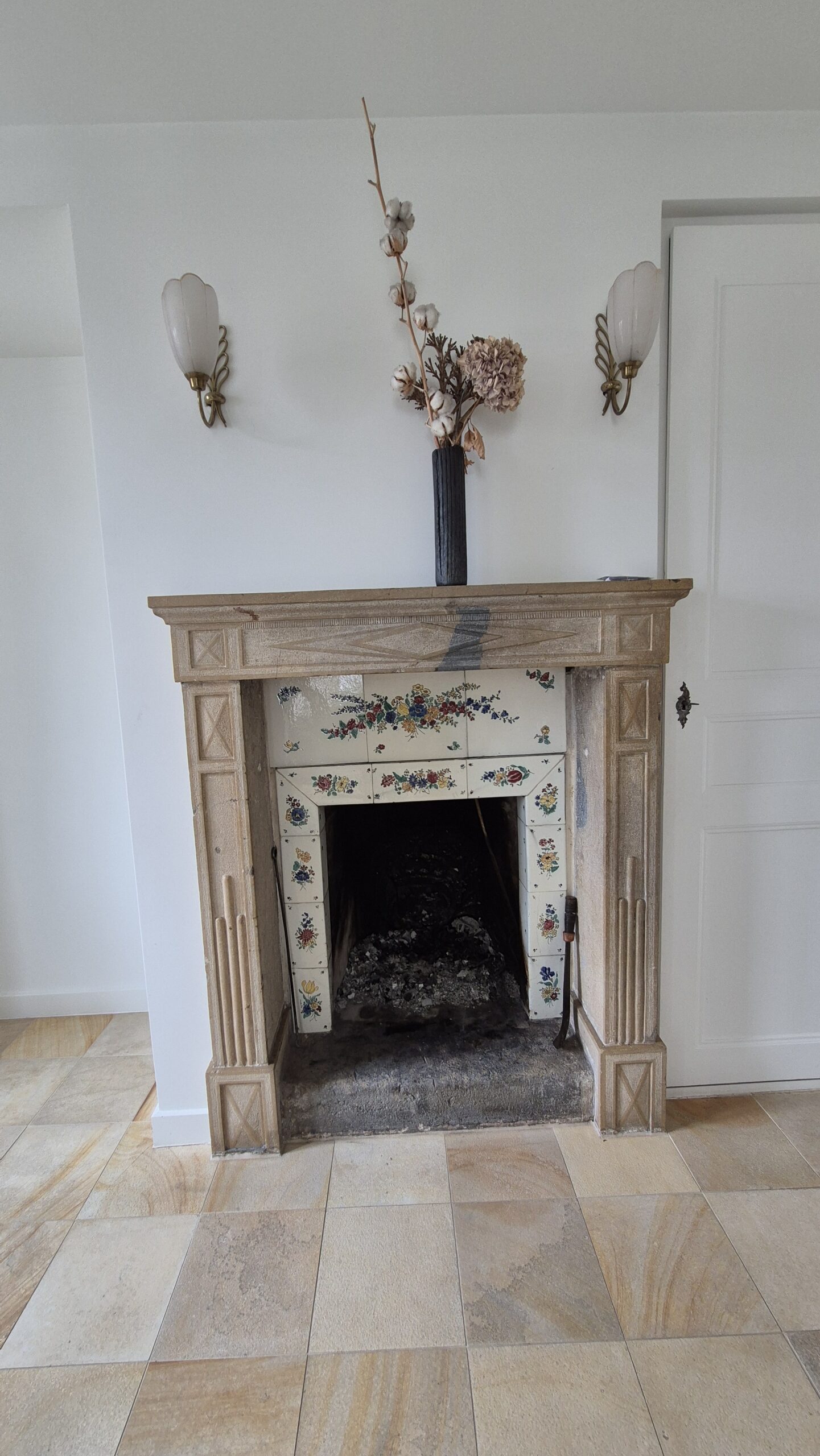 Kamin mit dekorativer Wandverkleidung