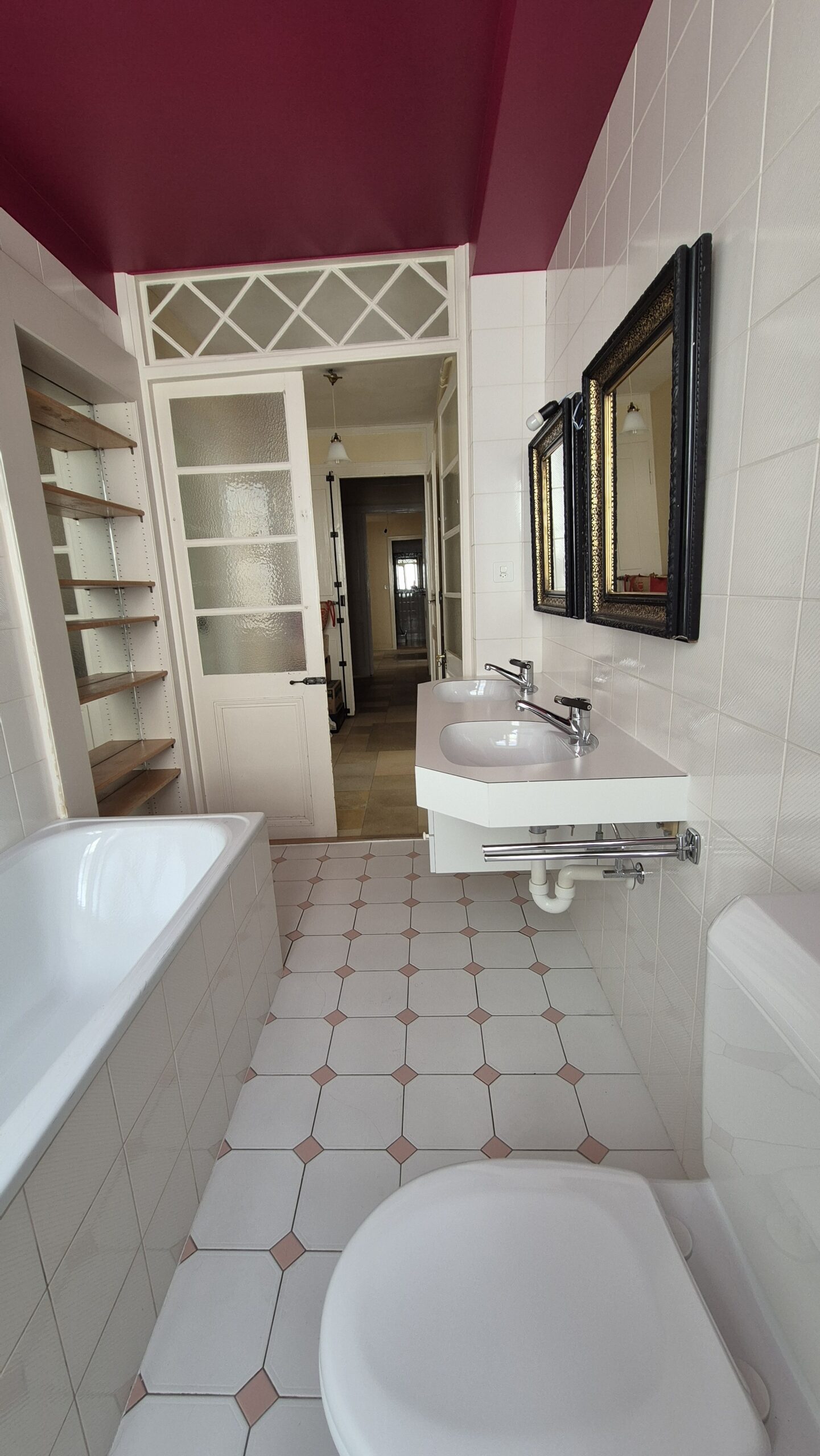 Badezimmer mit Badewanne und Doppelwaschtisch