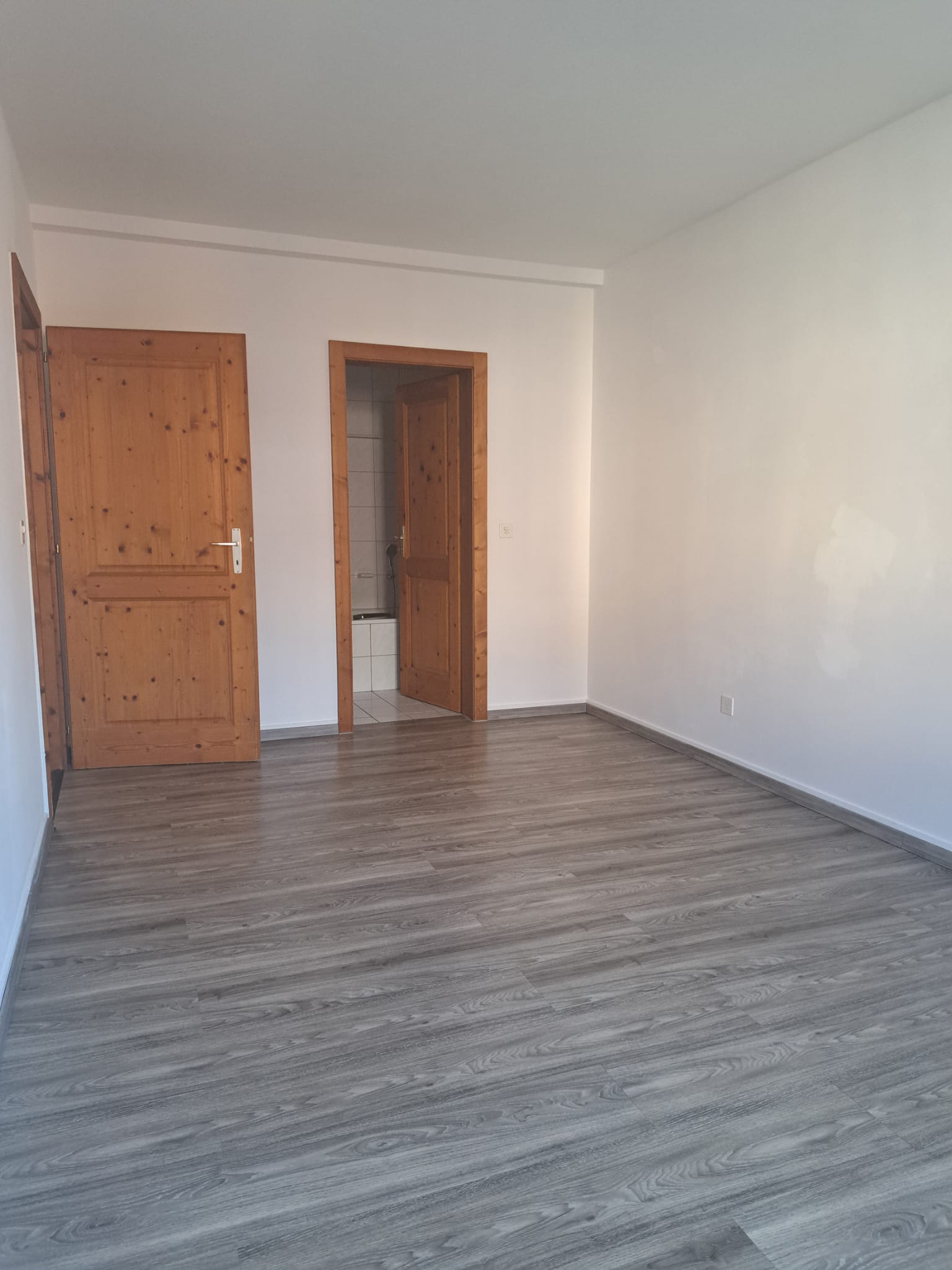 Leeres Zimmer mit Holz­türen