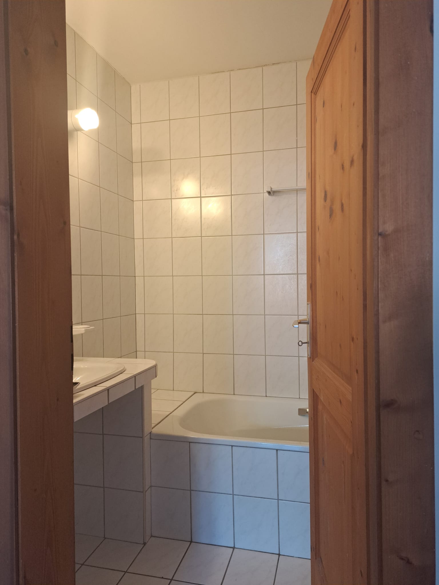 Blick in ein kleines Badezimmer