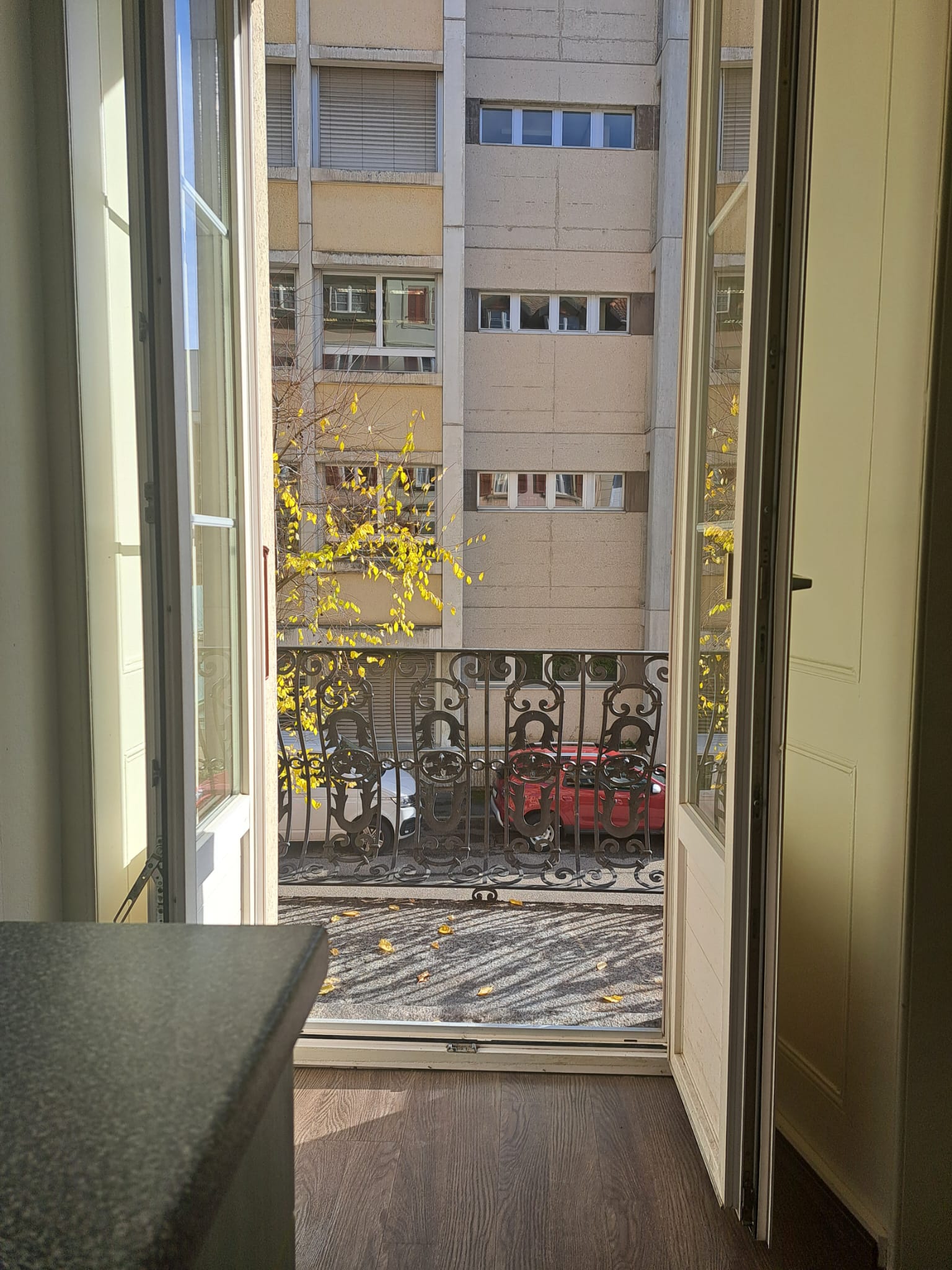 Blick vom Innenraum auf einen Balkon und den Innenhof
