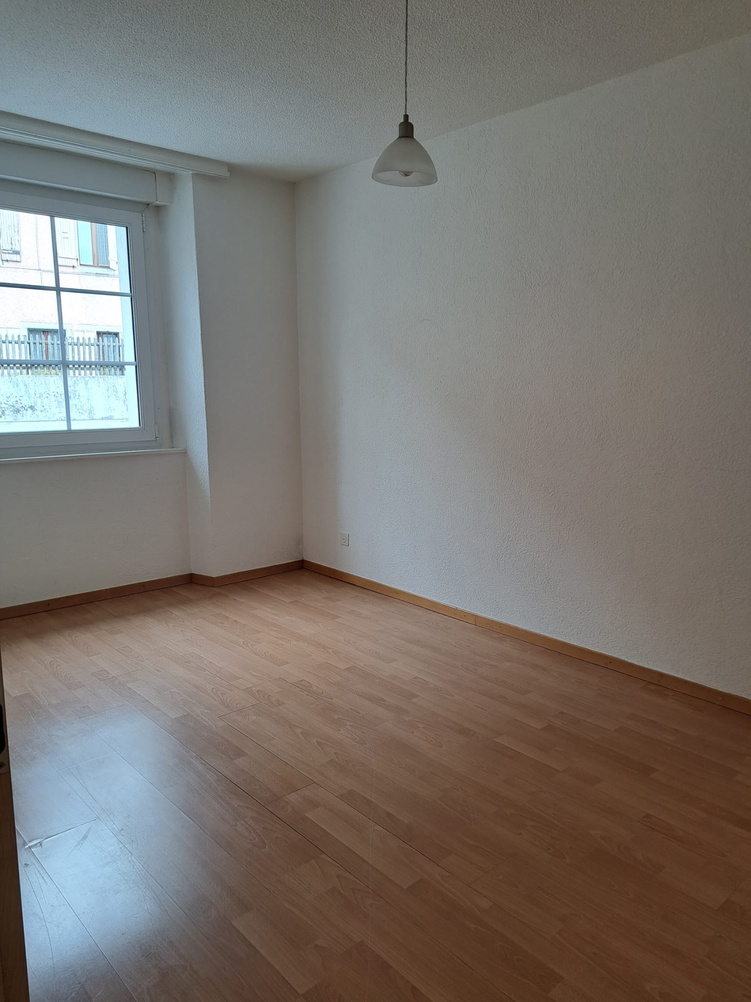 Leerer heller Raum mit Fenster
