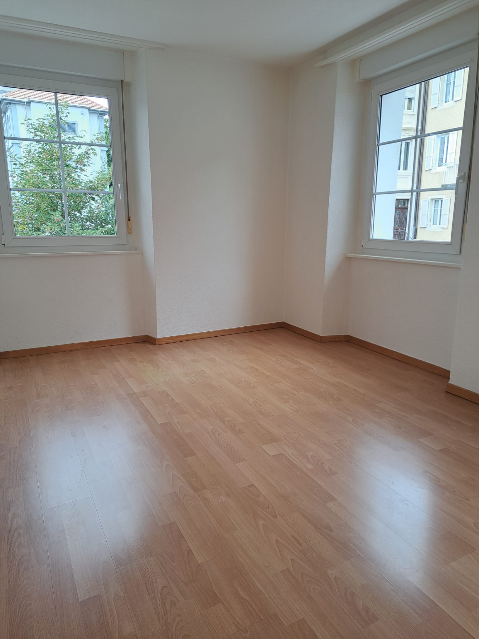 Leeres Zimmer mit zwei Fenstern