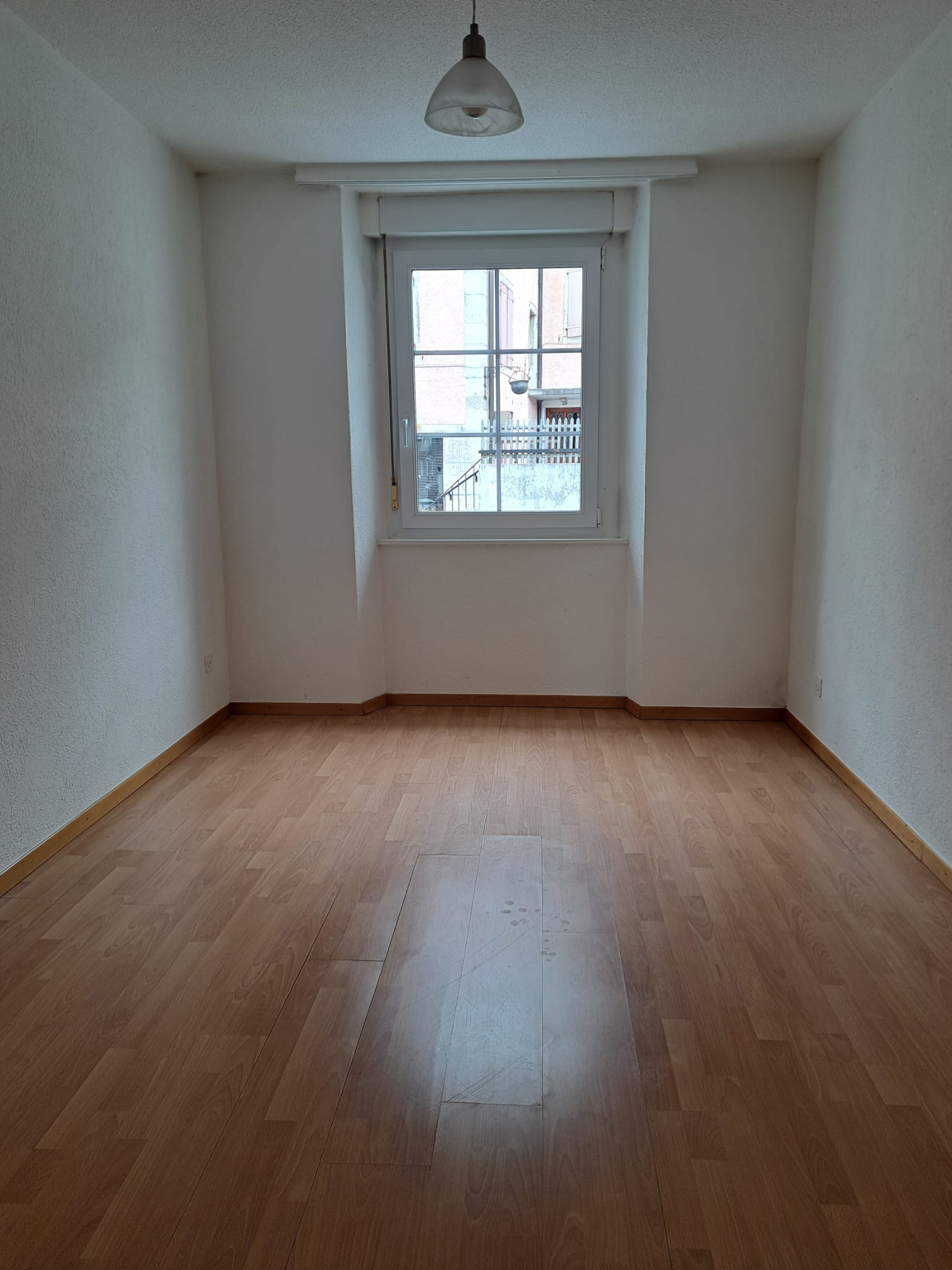 Leeres kleines Zimmer mit Fenster