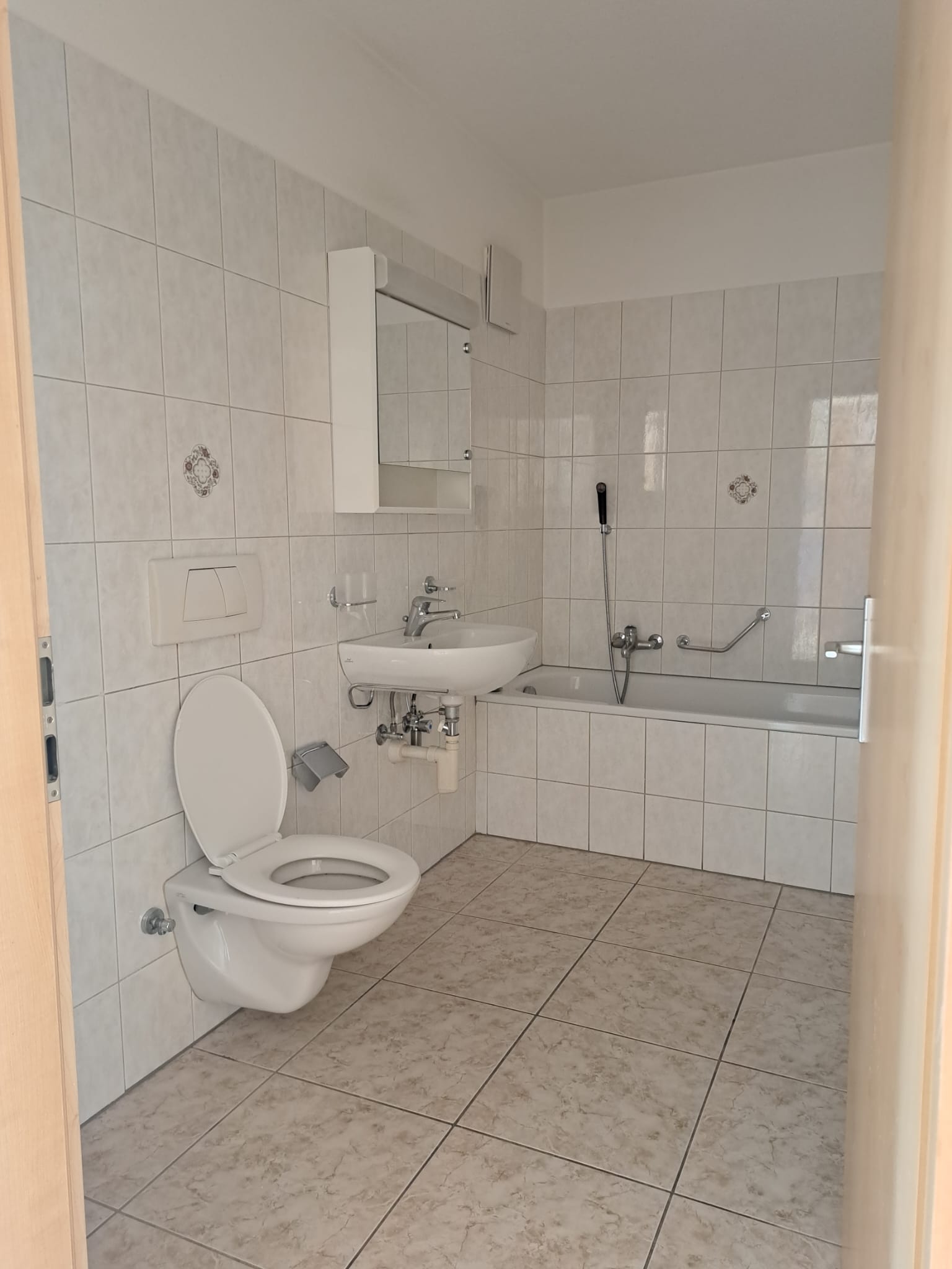 Kleines Badezimmer mit Wanne, WC und Waschtisch