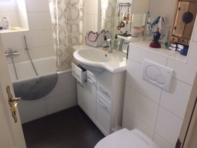 Badezimmer mit Badewanne und Waschtisch