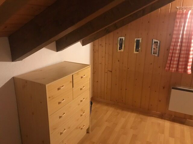 Dachgeschossraum mit Holzverkleidung