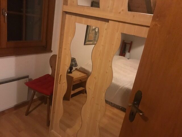 Gemütliches Schlafzimmer mit Holzschrank