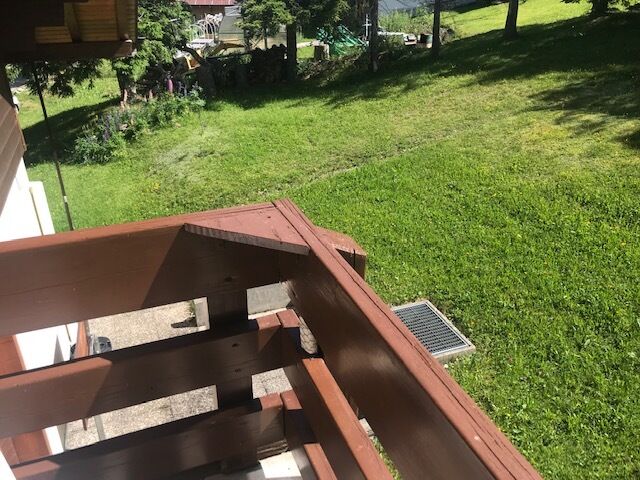 Blick von einem Balkon in den Garten