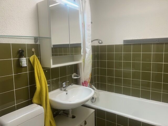 Badezimmer mit Badewanne und Waschbecken