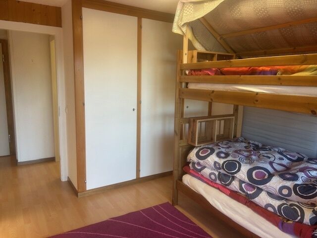 Kinderzimmer mit Etagenbett und Kleiderschränken