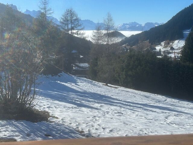 Schneebedecktes Bergtal mit Panorama