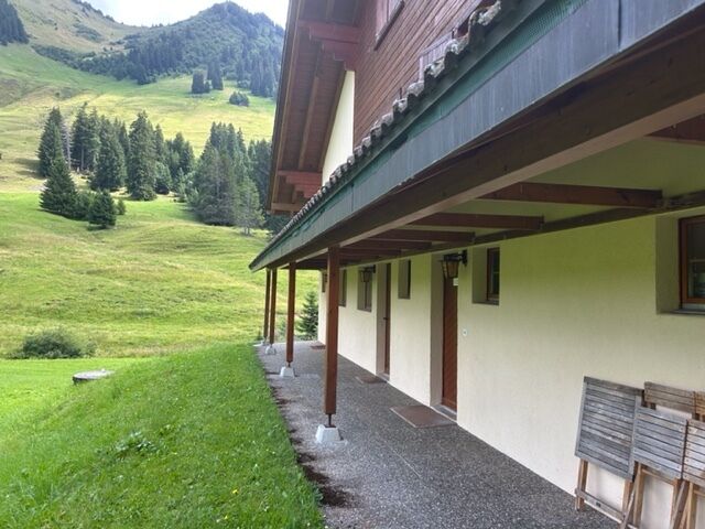 Alpenhaus mit überdachter Terrasse