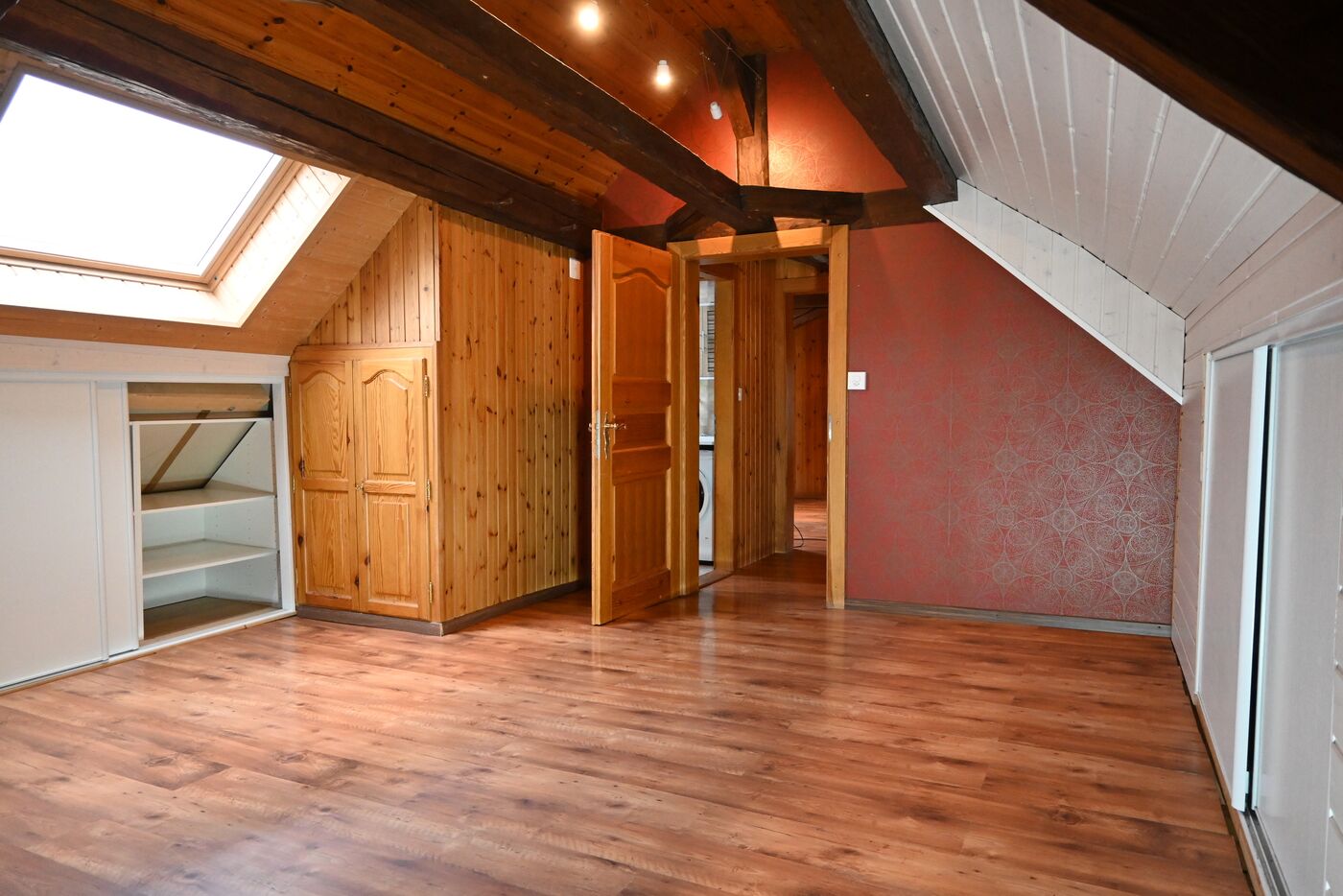 Dachgeschosszimmer mit Holzdecke