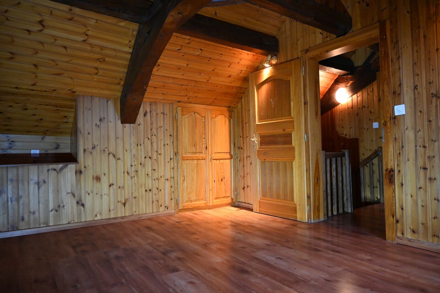 Gemütlicher Holzraum mit Dachschrägen