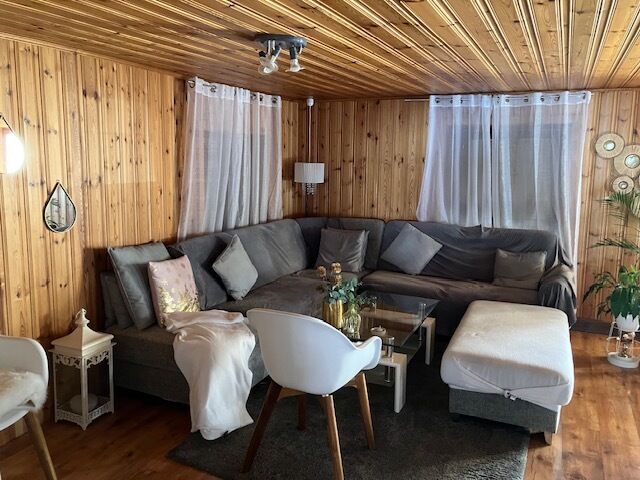 Gemütliches Wohnzimmer mit Holzverkleidung