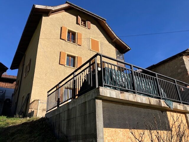 Außenansicht eines Hauses mit Terrasse