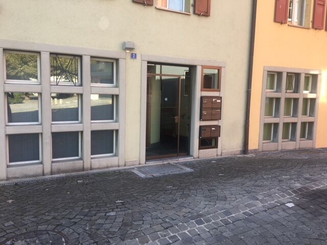 Eingang einer Wohnanlage mit Fassadenfront